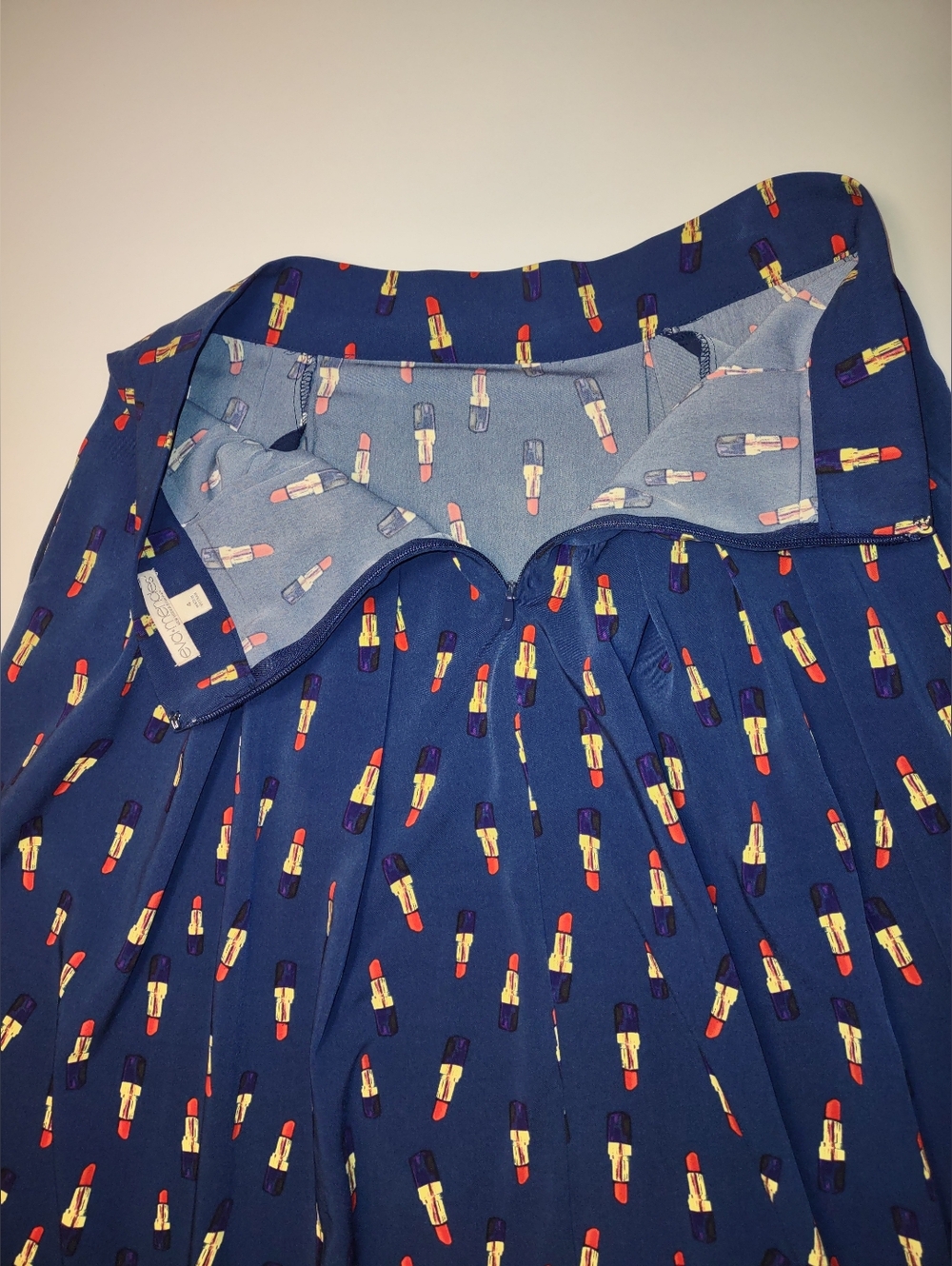 Eva Mendes Lipstick Motif Print Pleated Skirt (Size 4) - Picture 4 of 7